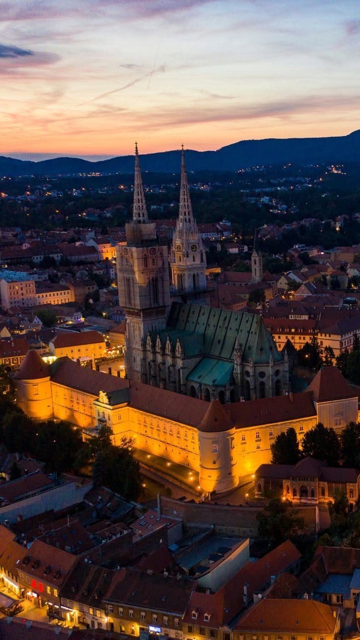 Katedrala Uznesenja Blažene Djevice Marije i svetih Stjepana i Ladislava, sumrak
